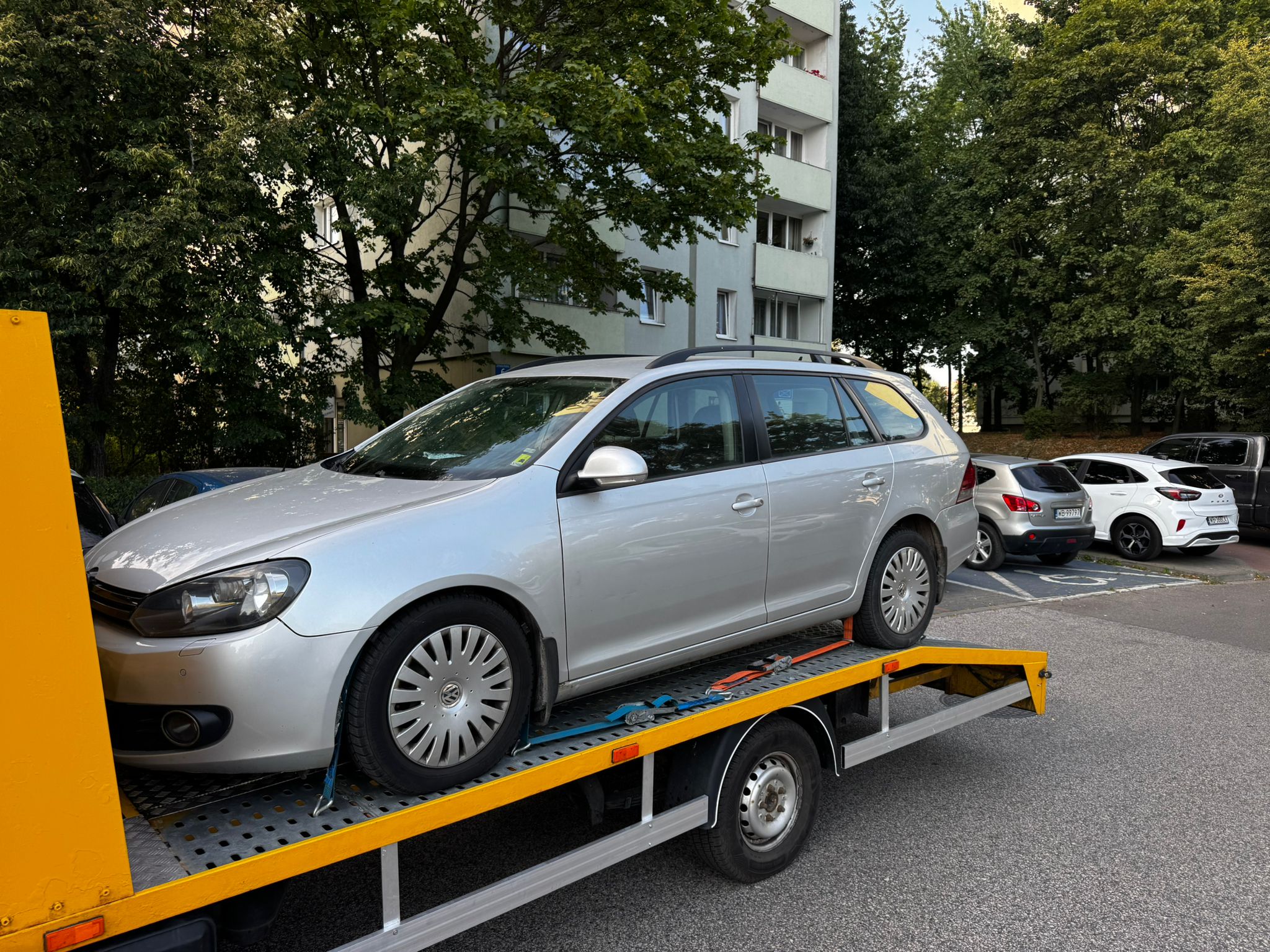 Samochód kupiony przez skup aut i odebrany na lawecie